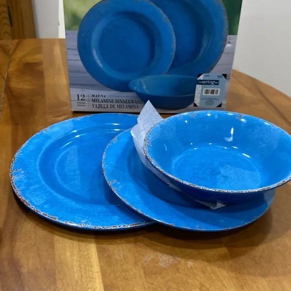 NWOT.  Laurie Gates, 12 piece, melamine dinnerware set. - Picture 5 of 11